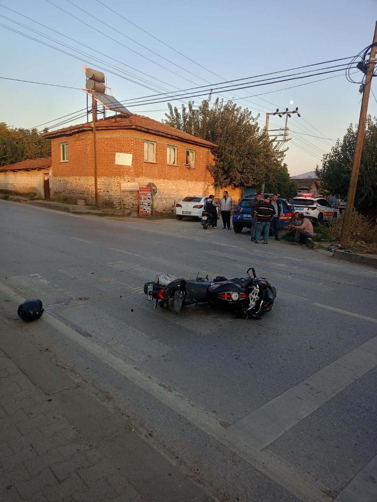 Motosiklet, traktöre ardından durağa çarptı; sürücünün ağır yaralandığı kaza kamerada