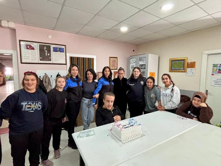 Amasya’da polisten özel gereksinimli öğrencilere doğum günü sürprizi