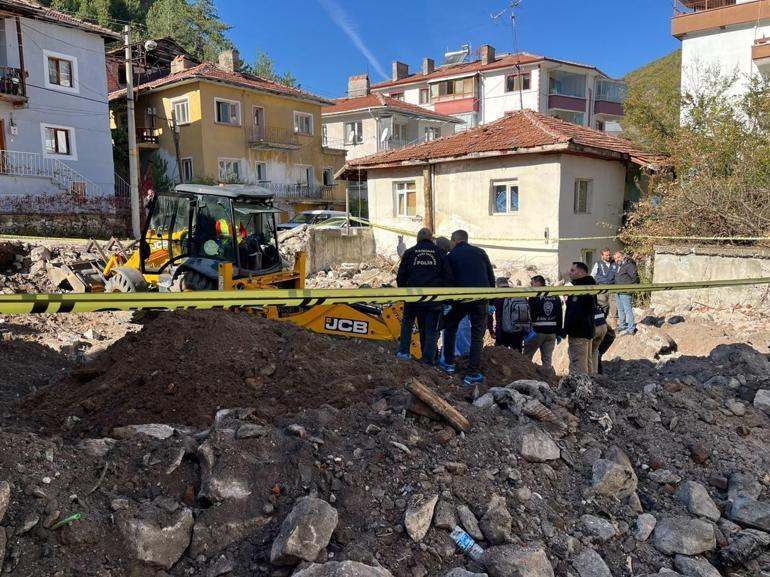 17 yıldır kayıp olan kadına ait, altında insan kemikleri bulunan ev kundaklanmış