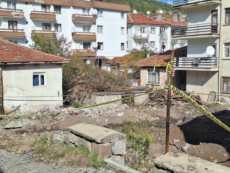17 yıldır kayıp olan kadına ait, altında insan kemikleri bulunan ev kundaklanmış