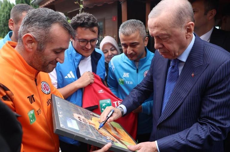 Cumhurbaşkanı Erdoğan, İstanbul Kastamonuspor kulübünü ziyaret etti