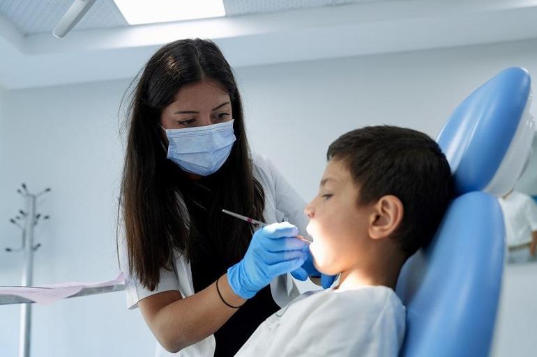 Bisikletten düşen 7 yaşındaki Emirin dişleri kurtarıldı
