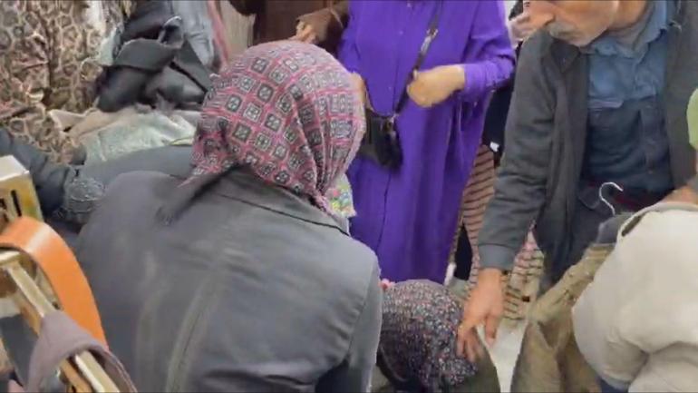 Sultangazide uygun fiyatlı kıyafet kampanyası nedeniyle izdiham yaşandı; 1 kişi baygınlık geçirdi