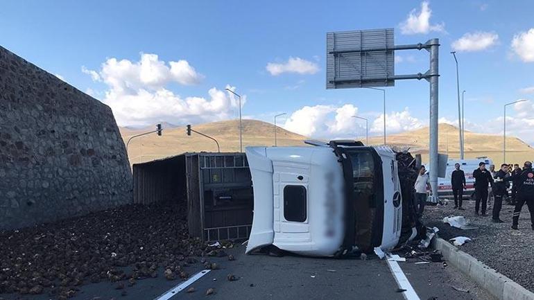 Pancar yüklü TIR ile otomobil çarpıştı: 4 ölü, 1 yaralı