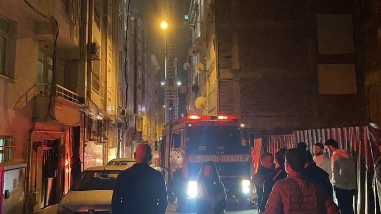 Esenler’de 5 katlı binanın çatısında çıkan yangın söndürüldü
