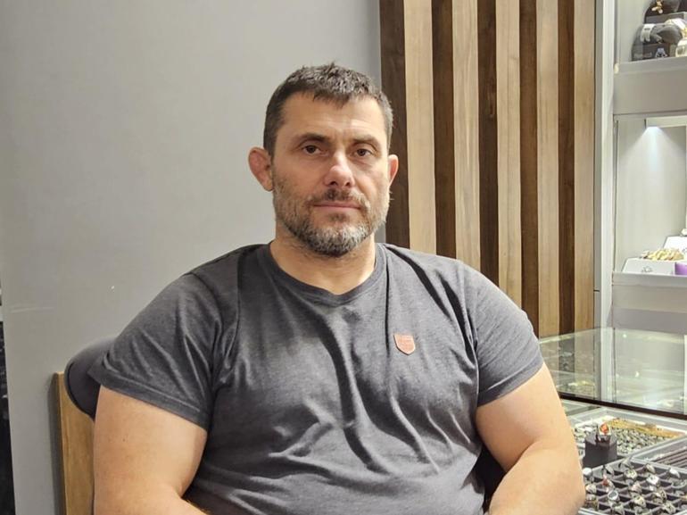 Kuyumculara sahte altın satan şüpheliler, şampiyon güreşçinin ihbarıyla yakalandı