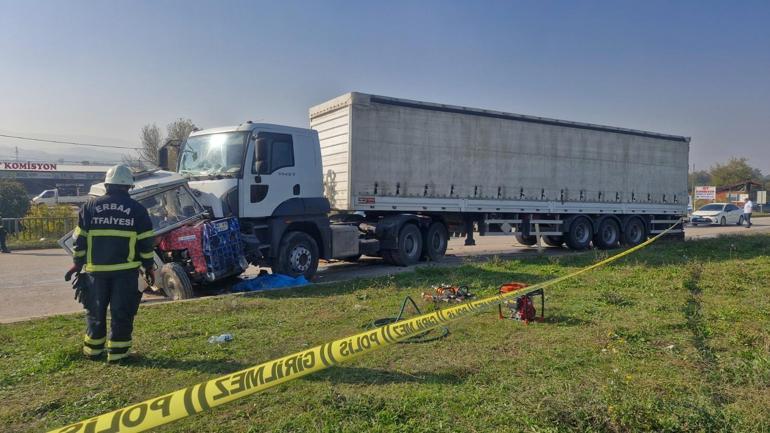 Askeri malzeme taşıyan TIRla traktör çarpıştı: 1 ölü, 1 yaralı