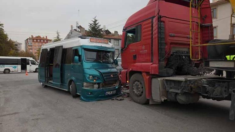 Yolcu minibüsü ile hafriyat kamyonu çarpıştı: 10 yaralı