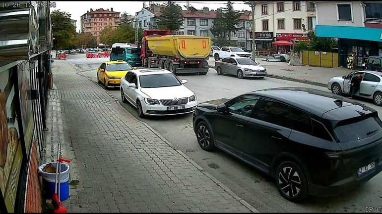 Yolcu minibüsü ile hafriyat kamyonu çarpıştı: 10 yaralı