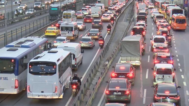 İstanbulda derbi öncesi trafik yoğunluğu yüzde 72ye ulaştı