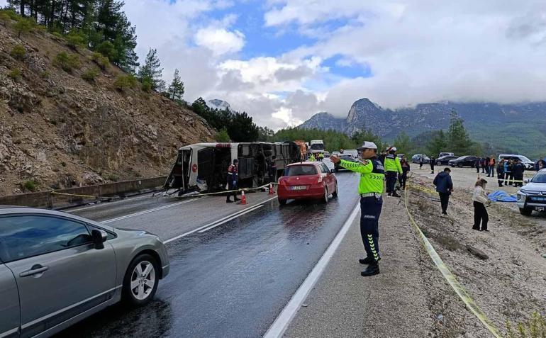 Isparta- Antalya kara yolunda yolcu otobüsü devrildi; 1 ölü, 8 yaralı