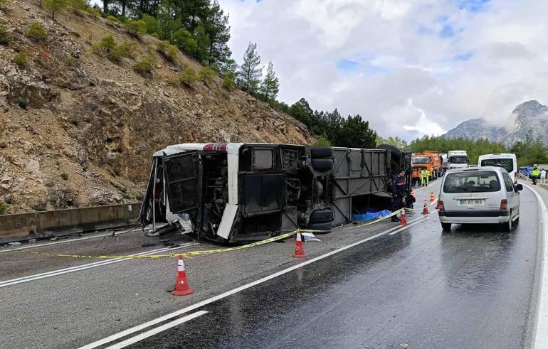 Isparta- Antalya kara yolunda yolcu otobüsü devrildi; 1 ölü, 8 yaralı