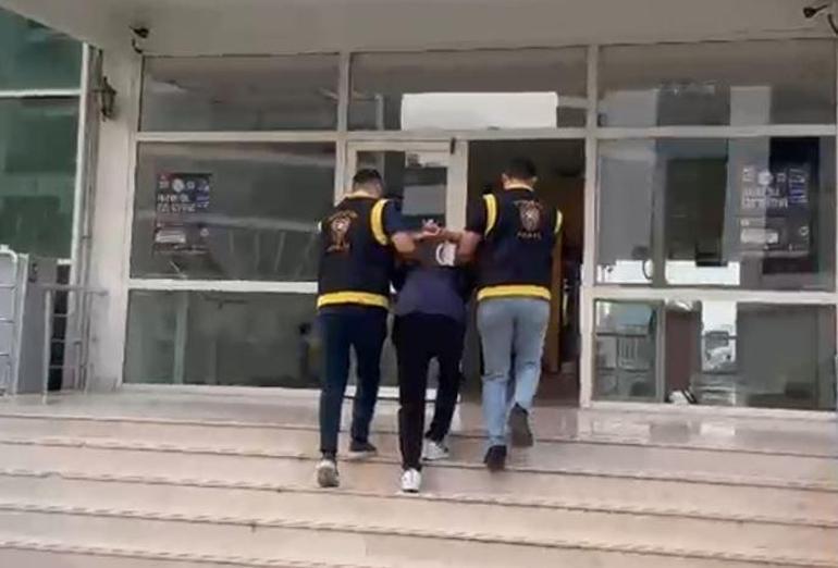 Beze sardığı kaldırım taşıyla telefoncu ve bankanın camını kırıp hırsızlık yapan şüpheli yakalandı; o anlar kamerada