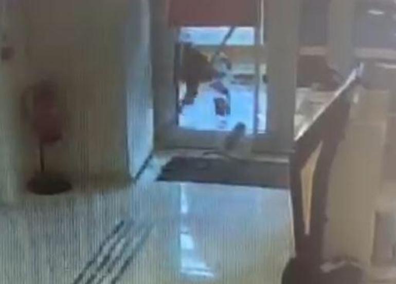 Beze sardığı kaldırım taşıyla telefoncu ve bankanın camını kırıp hırsızlık yapan şüpheli yakalandı; o anlar kamerada