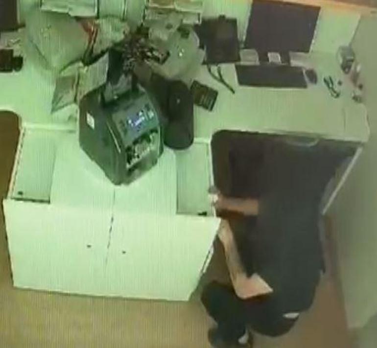Beze sardığı kaldırım taşıyla telefoncu ve bankanın camını kırıp hırsızlık yapan şüpheli yakalandı; o anlar kamerada