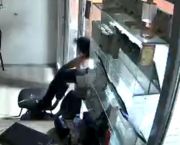 Beze sardığı kaldırım taşıyla telefoncu ve bankanın camını kırıp hırsızlık yapan şüpheli yakalandı; o anlar kamerada