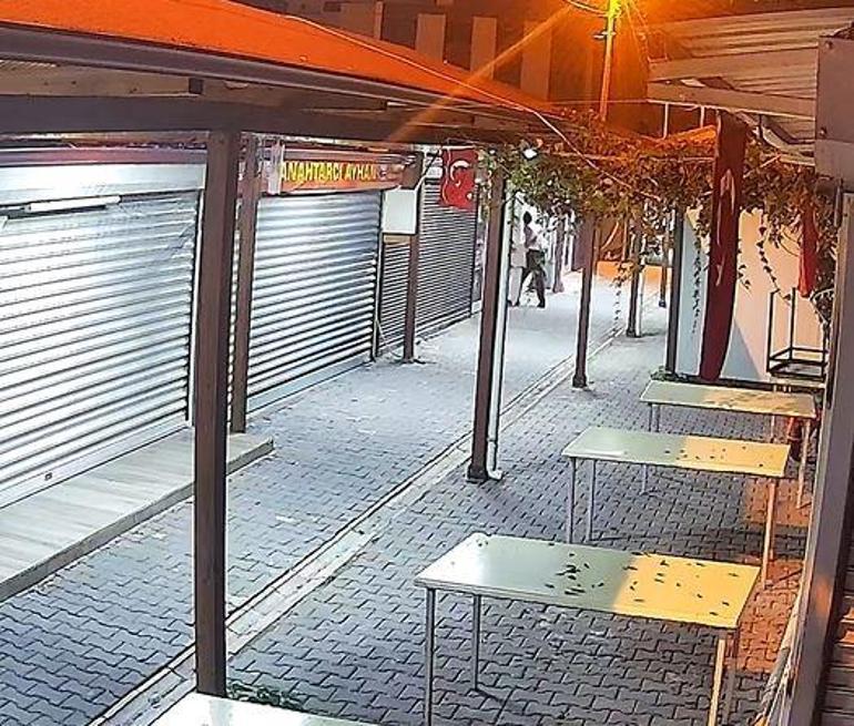 Beze sardığı kaldırım taşıyla telefoncu ve bankanın camını kırıp hırsızlık yapan şüpheli yakalandı; o anlar kamerada