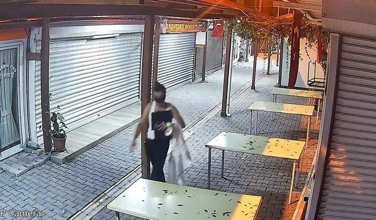 Beze sardığı kaldırım taşıyla telefoncu ve bankanın camını kırıp hırsızlık yapan şüpheli yakalandı; o anlar kamerada