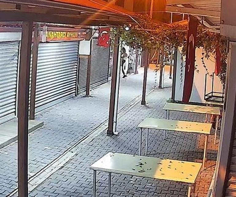Beze sardığı kaldırım taşıyla telefoncu ve bankanın camını kırıp hırsızlık yapan şüpheli yakalandı; o anlar kamerada