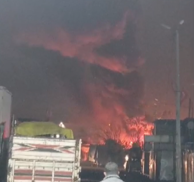 Arnavutköy’de çiçekçi dükkanı alev alev yandı