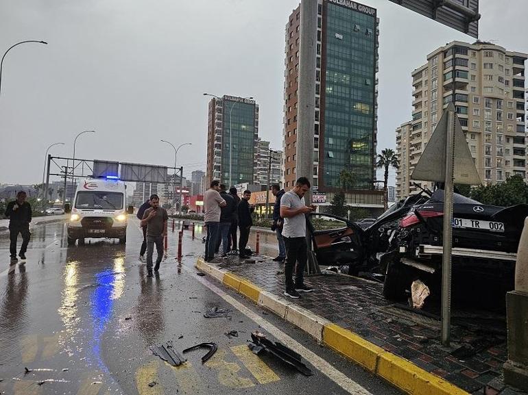 Yön tabelasının direğine çarpan otomobilin sürücüsü öldü