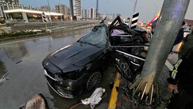 Yön tabelasının direğine çarpan otomobilin sürücüsü öldü