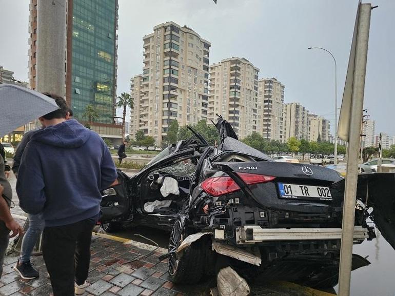 Yön tabelasının direğine çarpan otomobilin sürücüsü öldü