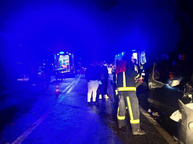 Otomobil ile hafif ticari araç kafa kafaya çarpıştı: 5 yaralı