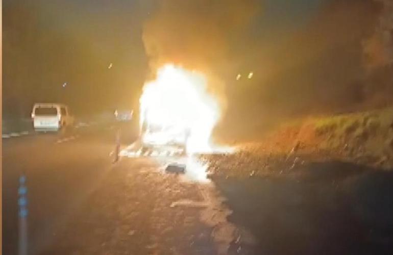 Ümraniyede hafif ticari araç alev alev yandı