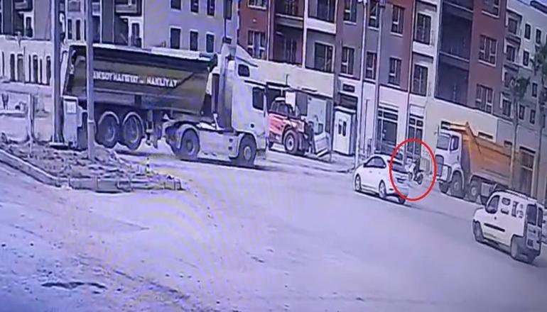 Hafriyat kamyonuyla çarpışan motosikletin sürücüsünün öldüğü kaza kamerada