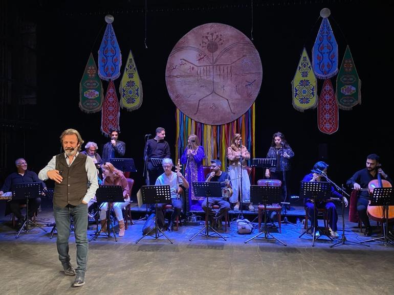 Türk dünyasının ezgilerini yaşatıyor