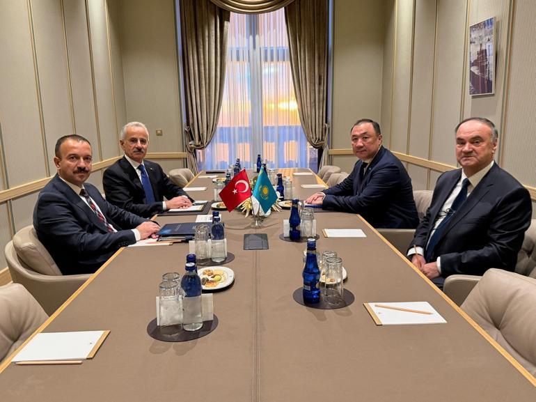 Bakan Uraloğlu, Kazakistanlı bakanlarla bir araya geldi
