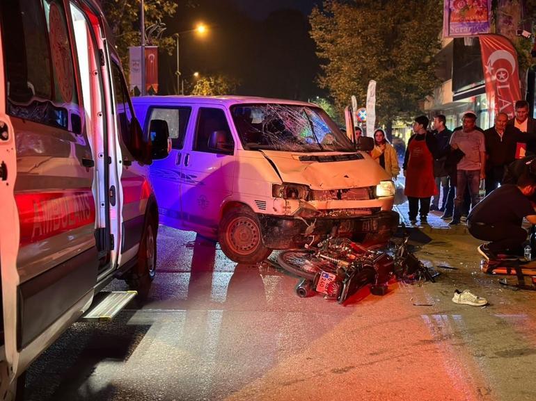 Minibüs ile motosiklet kafa kafaya çarpıştı: 1 yaralı