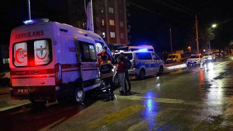 Servis minibüsü otomobille çarpıştı; 12 öğrenci hastaneye kontrole götürüldü