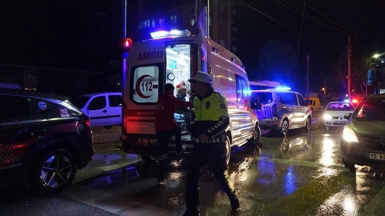 Servis minibüsü otomobille çarpıştı; 12 öğrenci hastaneye kontrole götürüldü