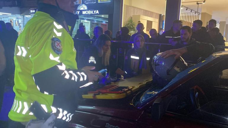 Motosiklet sürücüsü otomobilin ön camından içeri girdi