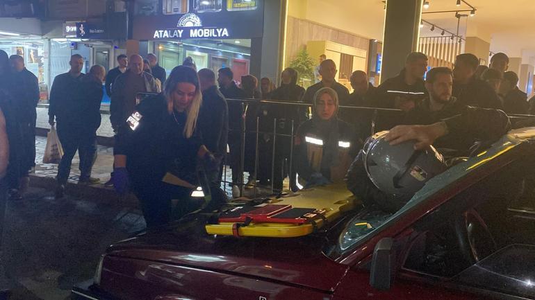 Motosiklet sürücüsü otomobilin ön camından içeri girdi
