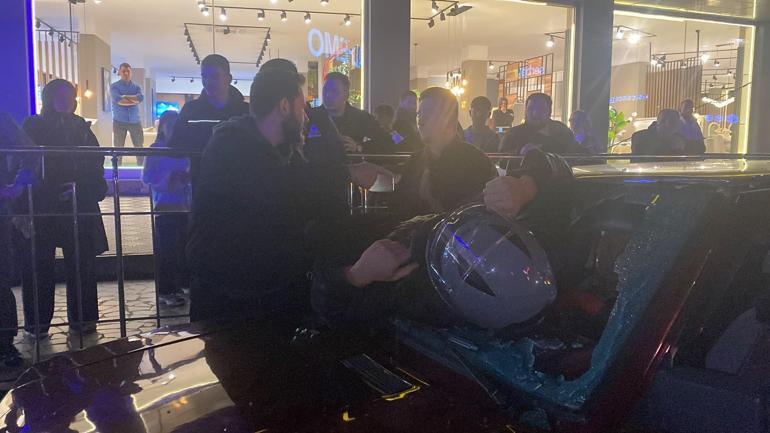 Motosiklet sürücüsü otomobilin ön camından içeri girdi