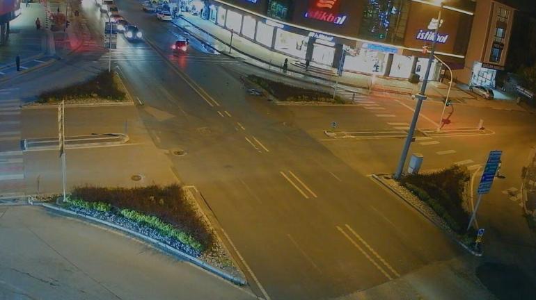 Motosiklet sürücüsü otomobilin ön camından içeri girdi
