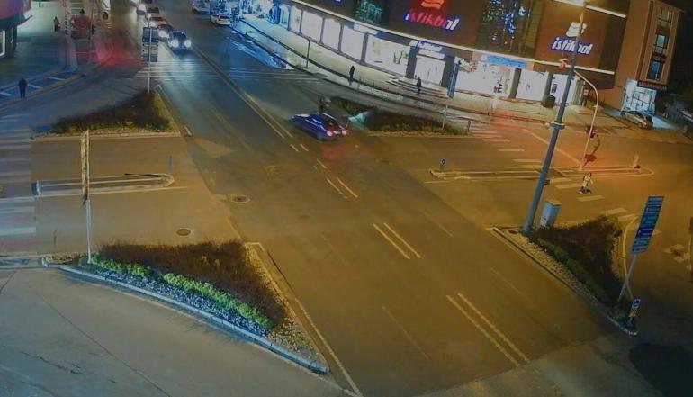 Motosiklet sürücüsü otomobilin ön camından içeri girdi
