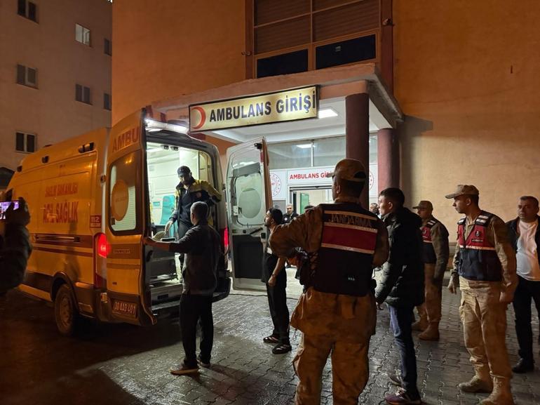 Hakkari’de kaçak göçmenleri taşıyan minibüs dereye yuvarlandı: 20 yaralı