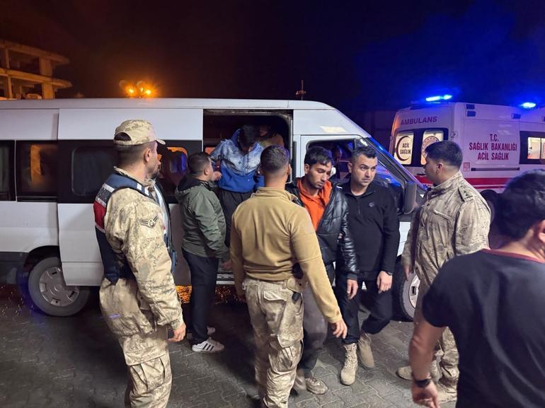 Hakkari’de kaçak göçmenleri taşıyan minibüs dereye yuvarlandı: 20 yaralı