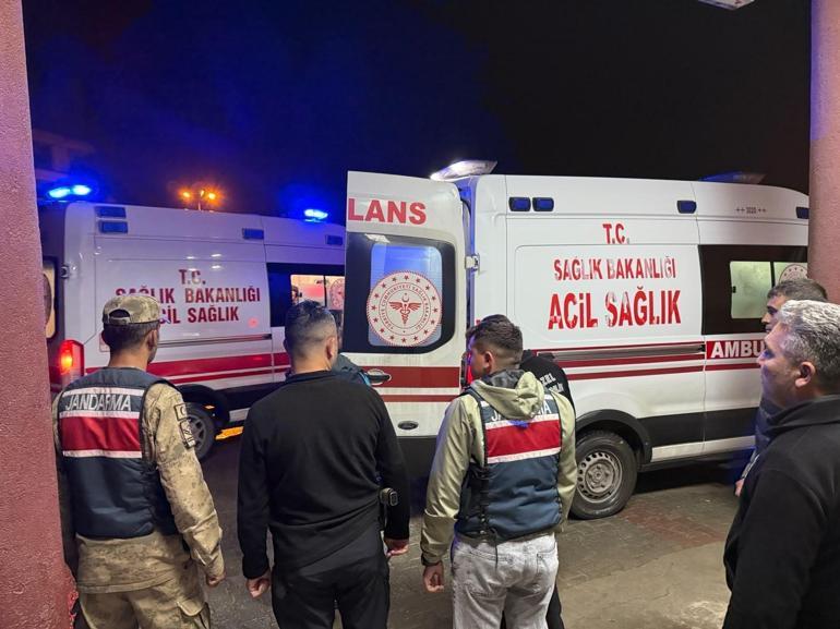 Hakkari’de kaçak göçmenleri taşıyan minibüs dereye yuvarlandı: 20 yaralı