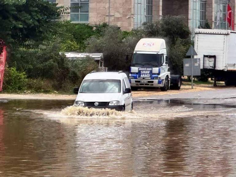 Mersinde sağanak; ev ve iş yerlerini su bastı, yollar göle döndü