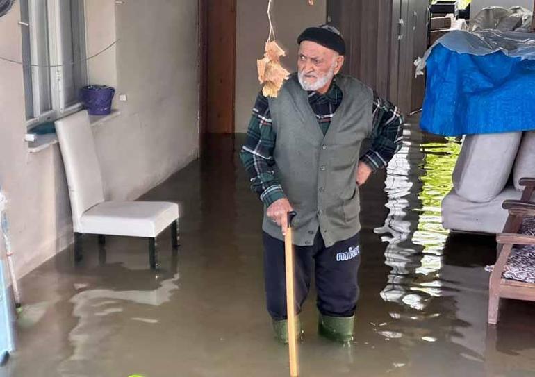 Mersinde sağanak; ev ve iş yerlerini su bastı, yollar göle döndü