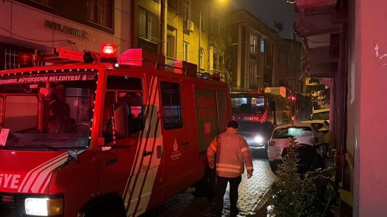 Kağıthane’de 5 katlı binanın en üst katında çıkan yangın çatıya sıçradı