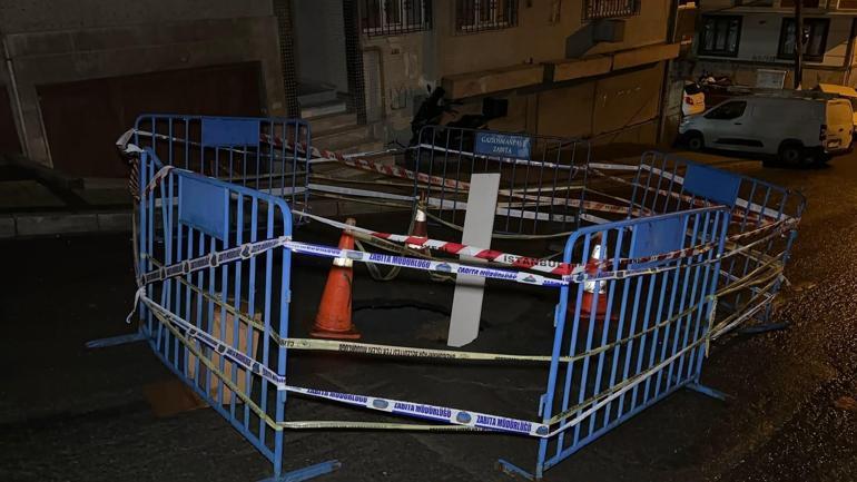 Gaziosmanpaşa’da sağanak sonrası yolda kısmi çökme meydana geldi