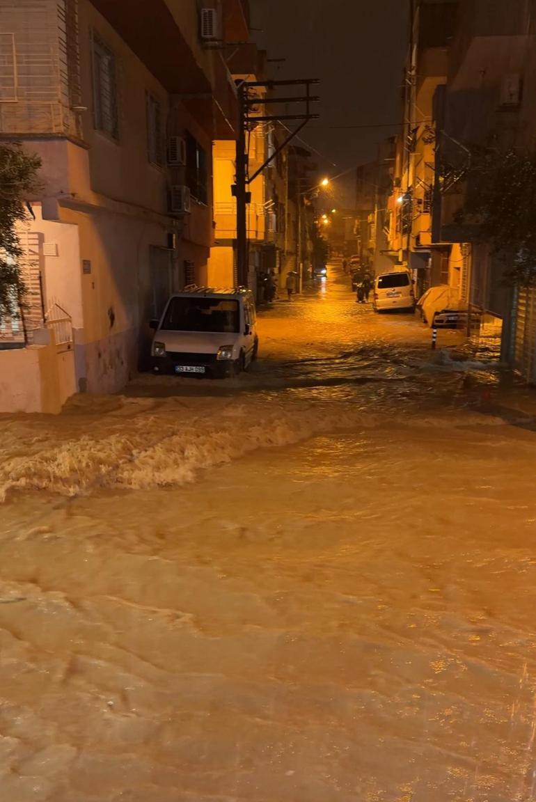 Mersinde sağanak su baskınlarına neden oldu