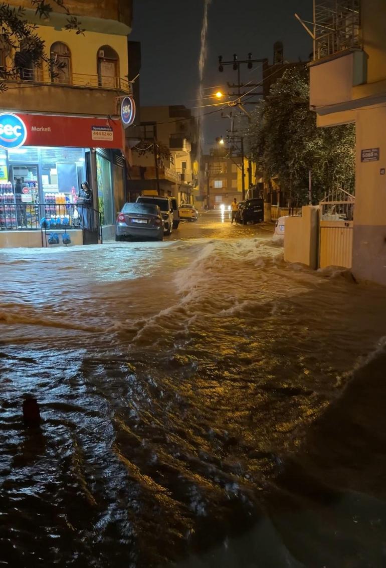 Mersinde sağanak su baskınlarına neden oldu