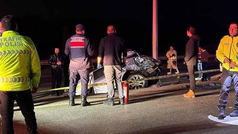 Çanakkale’de otomobil aydınlatma direğine çarptı: 2 ölü
